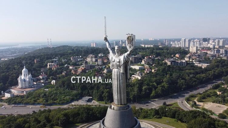 Сьогодні на щит Батьківщини-матері було встановлено Тризуб.