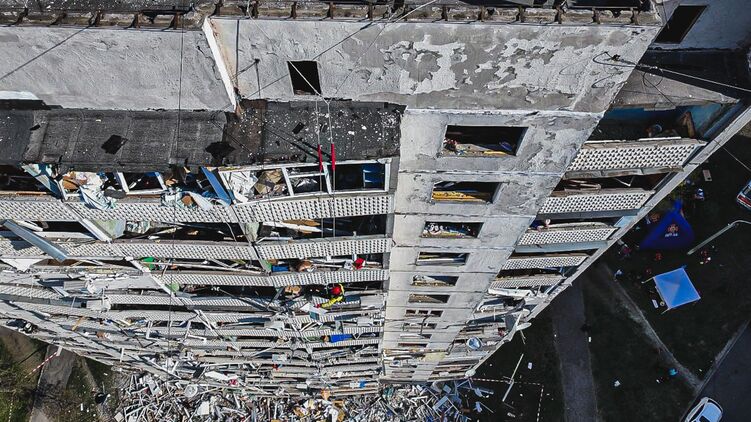 Будинок у Харкові після ракетного удару