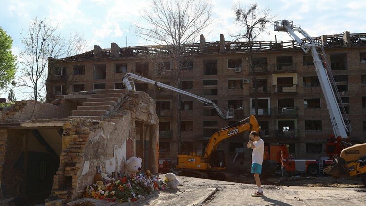 Так зараз виглядає будинок у Києві, куди днями потрапила ракета