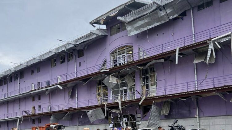 Пошкоджений ТРЦ на Оболоні у Києві після атаки 