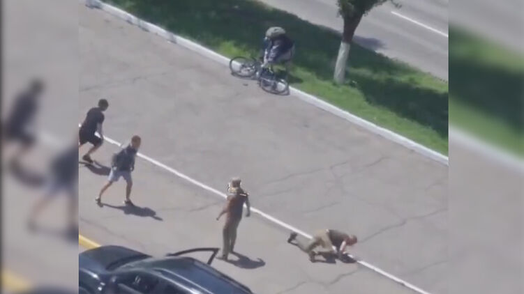 У ТЦК все чаще возникают конфликты с гражданскими. Скриншот из видео драки в Кременчуге