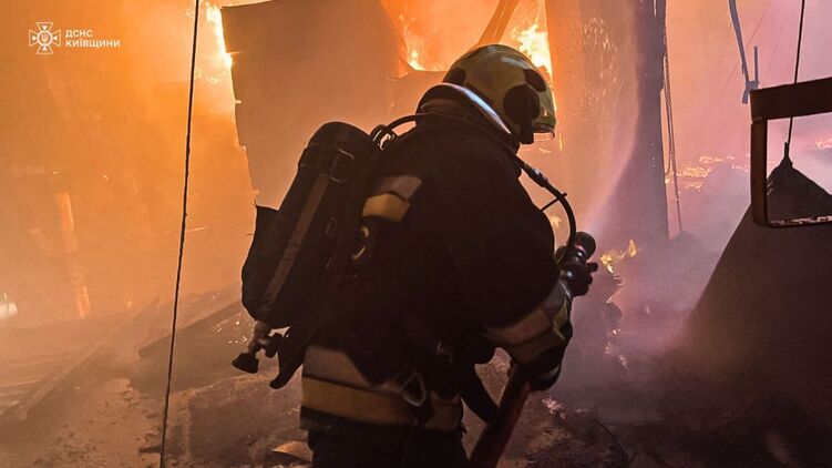 Внаслідок атаки РФ у Білій Церкві виникли масштабні пожежі. Фото: ДСНС