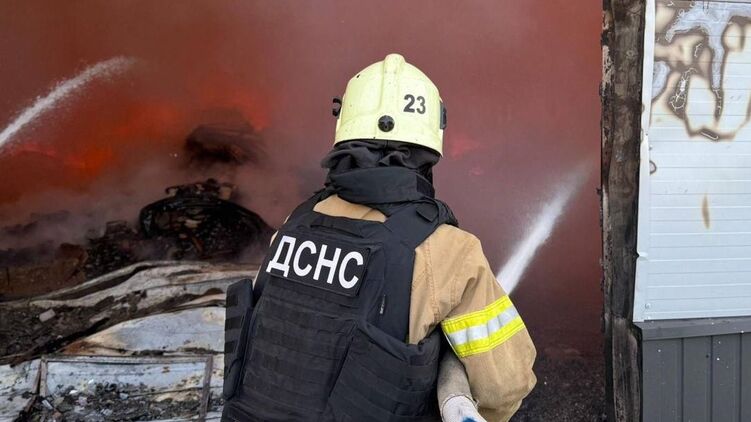 В Украине продолжаются атаки на объекты промышленности. Фото: ГСЧС