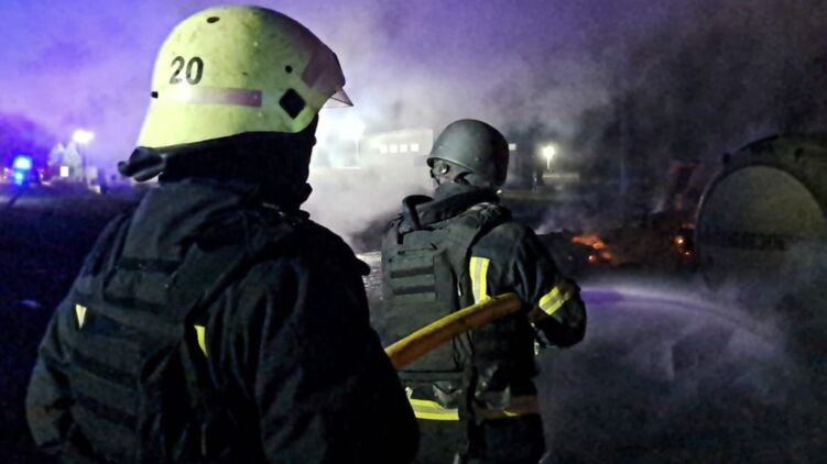 Ликвидация последствий ночной атаки в Одесской области. Фото: ГСЧС