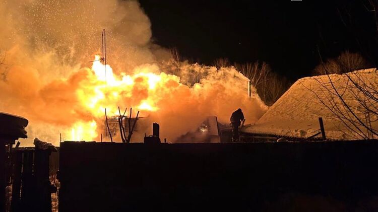 Наслідки обстрілу у Чернігівській області. Фото: ДСНС