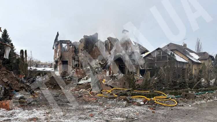 Будинки під Києвом після повітряної атаки