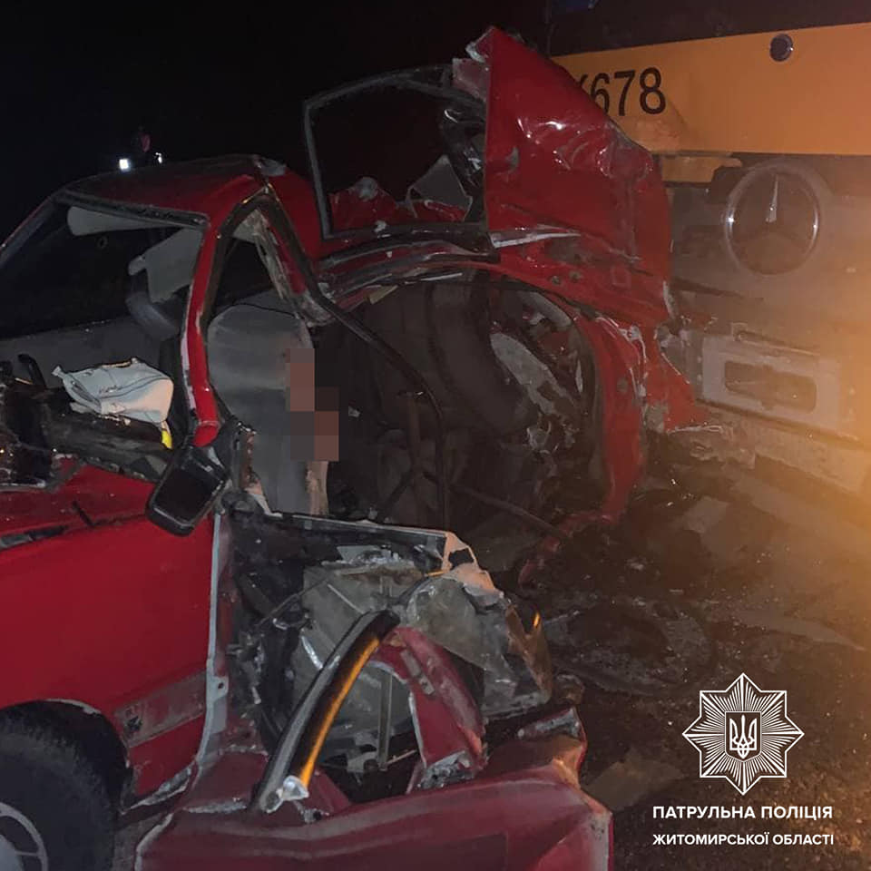 Под Житомиром произошло ДТП, погибли 2 человека. Фото: facebook.com/zhytomyrpatrolpolice