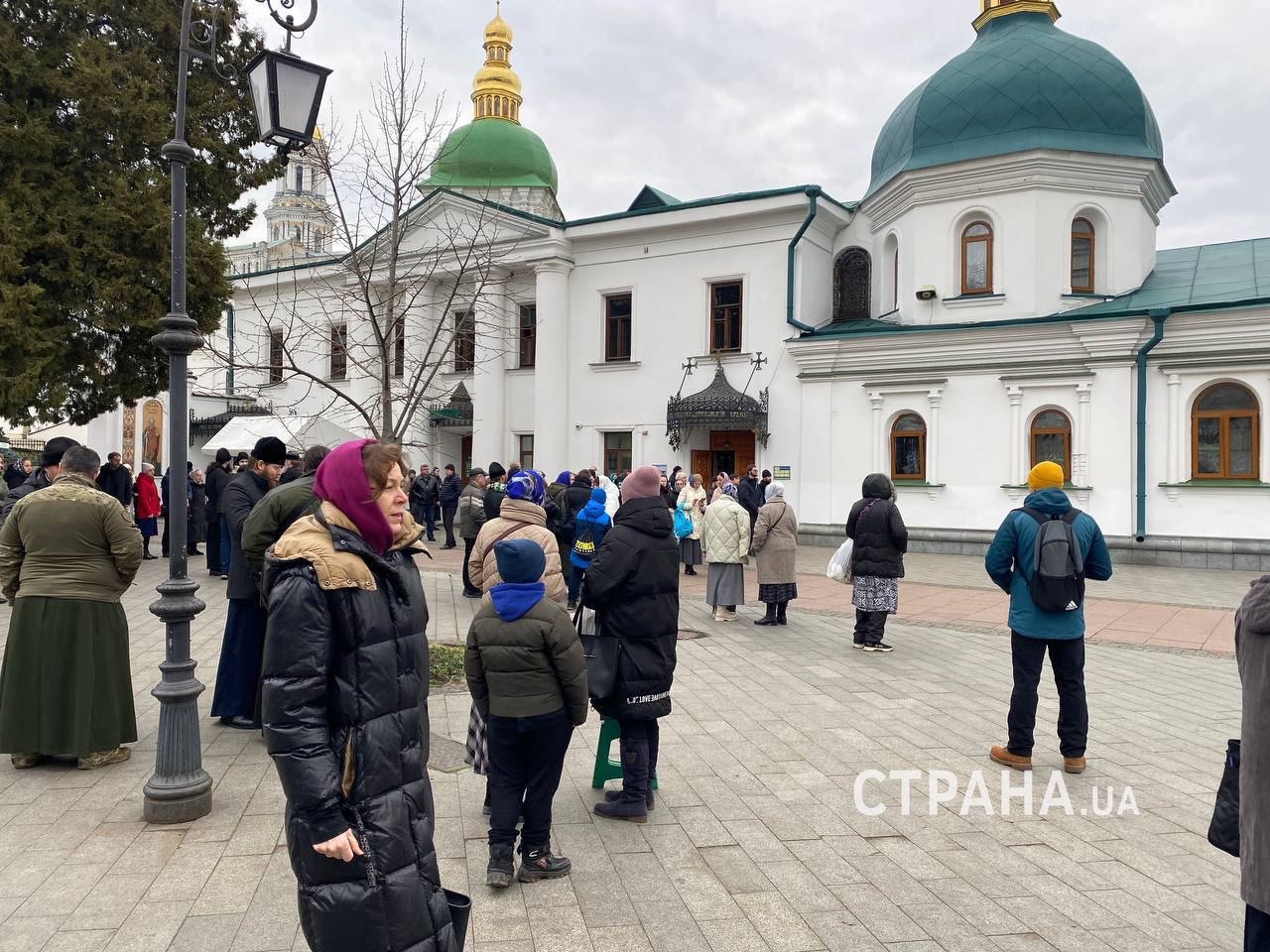 В Лавре собираются верующие УПЦ