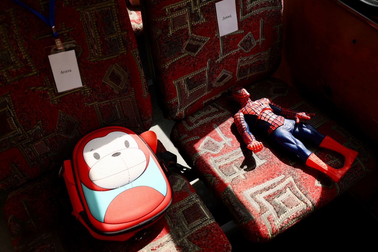 Во Львове поставили пустые школьные автобусы, чтобы почтить память погибших детей