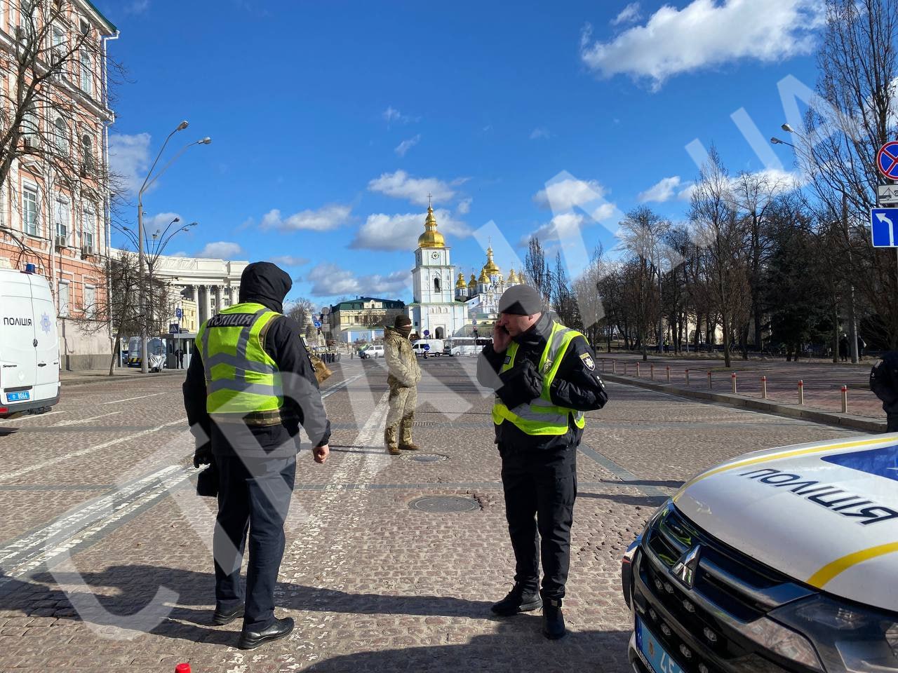 У Києві біля Михайлівського собору стоїть почесна варта