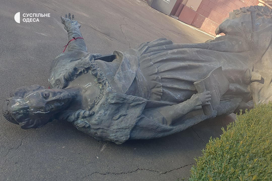 Фото памятников Екатерине и  Суворову после демонтаж в Одессе