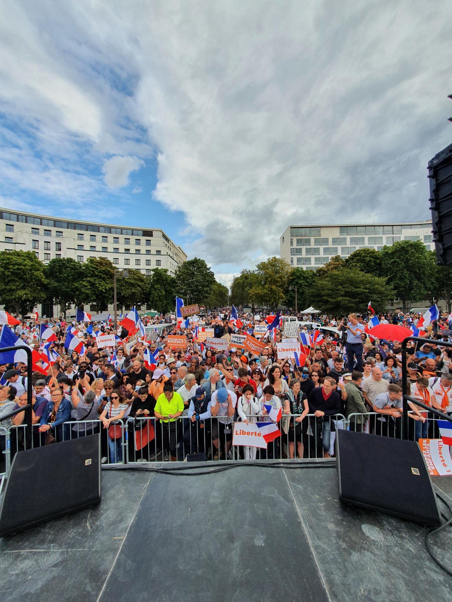 Во Франции идут демонстрации против введения ковид-сертификатов