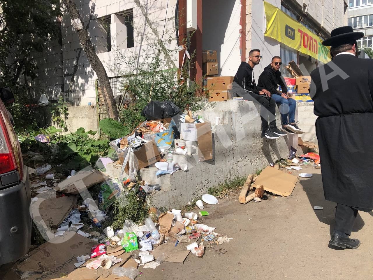В Умани после хасидов все улицы завалены мусором