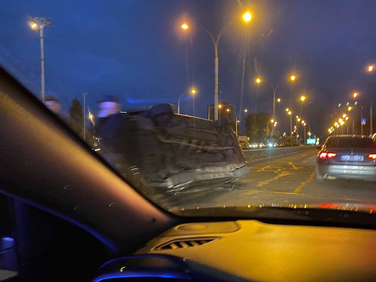 Иномарка завалилась на бок