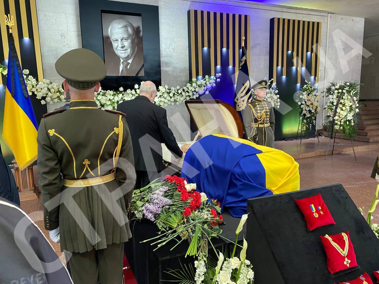 Прощание с Кравчуком. Фото: Страна