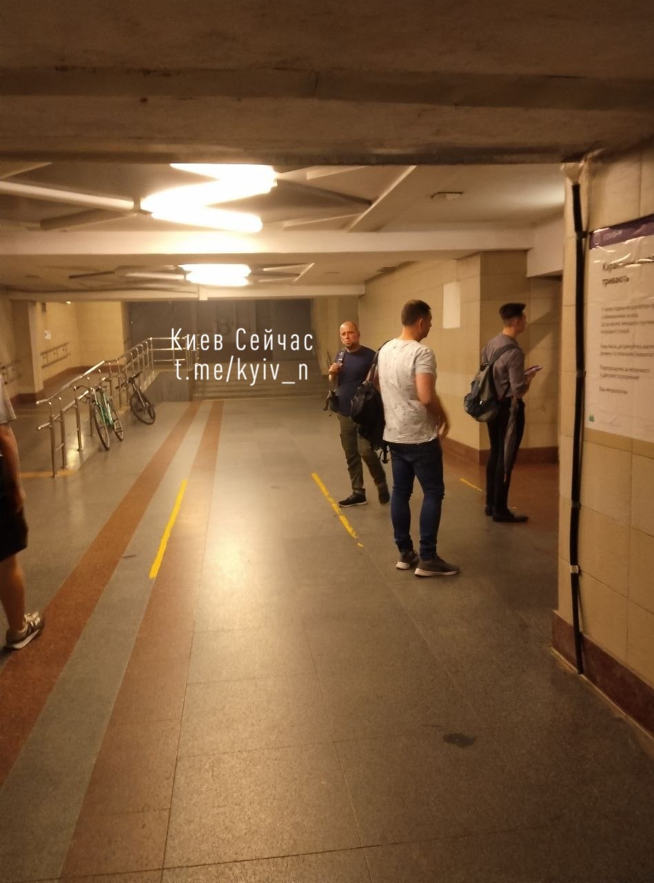 Из-за задымления двери метро закрыты