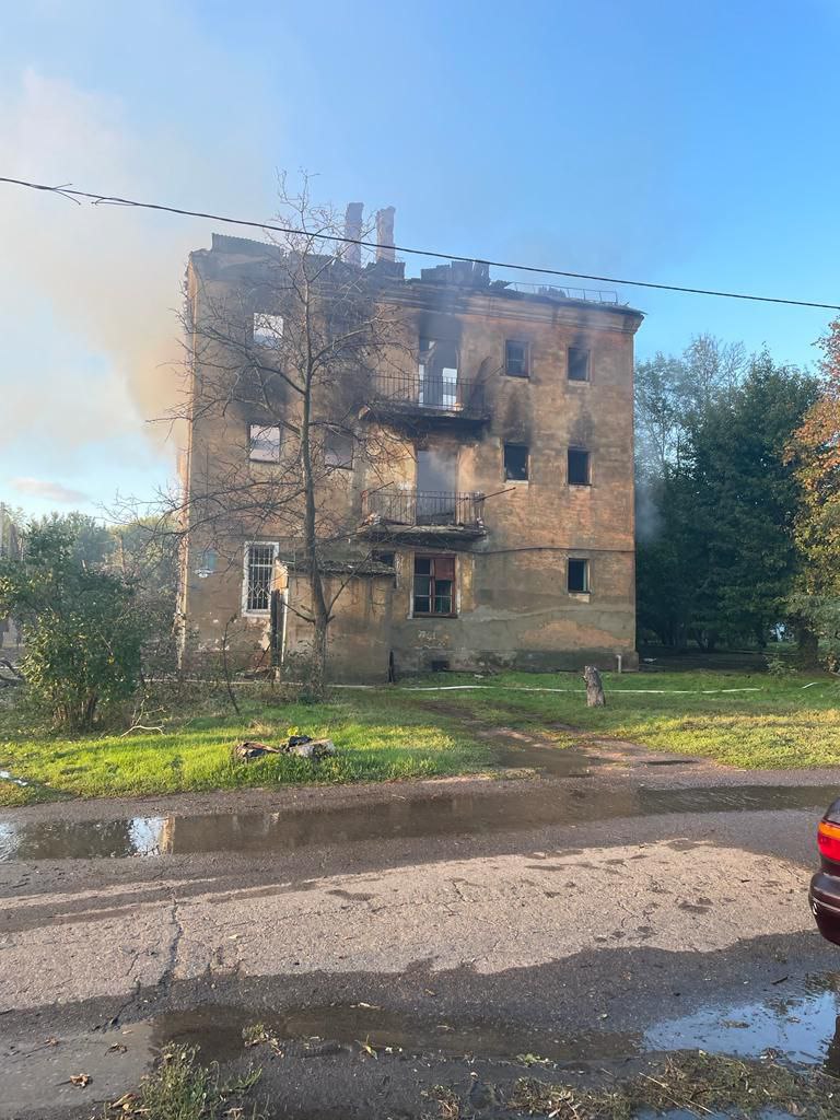 Глава Донецкой ОГА Павел Кириленко сообщает о том, что в Покровском районе нанесен удар по Курахово, попадание в дом, по Бахмуту и Северску била авиация, в Торецке артиллерией повреждено админздание