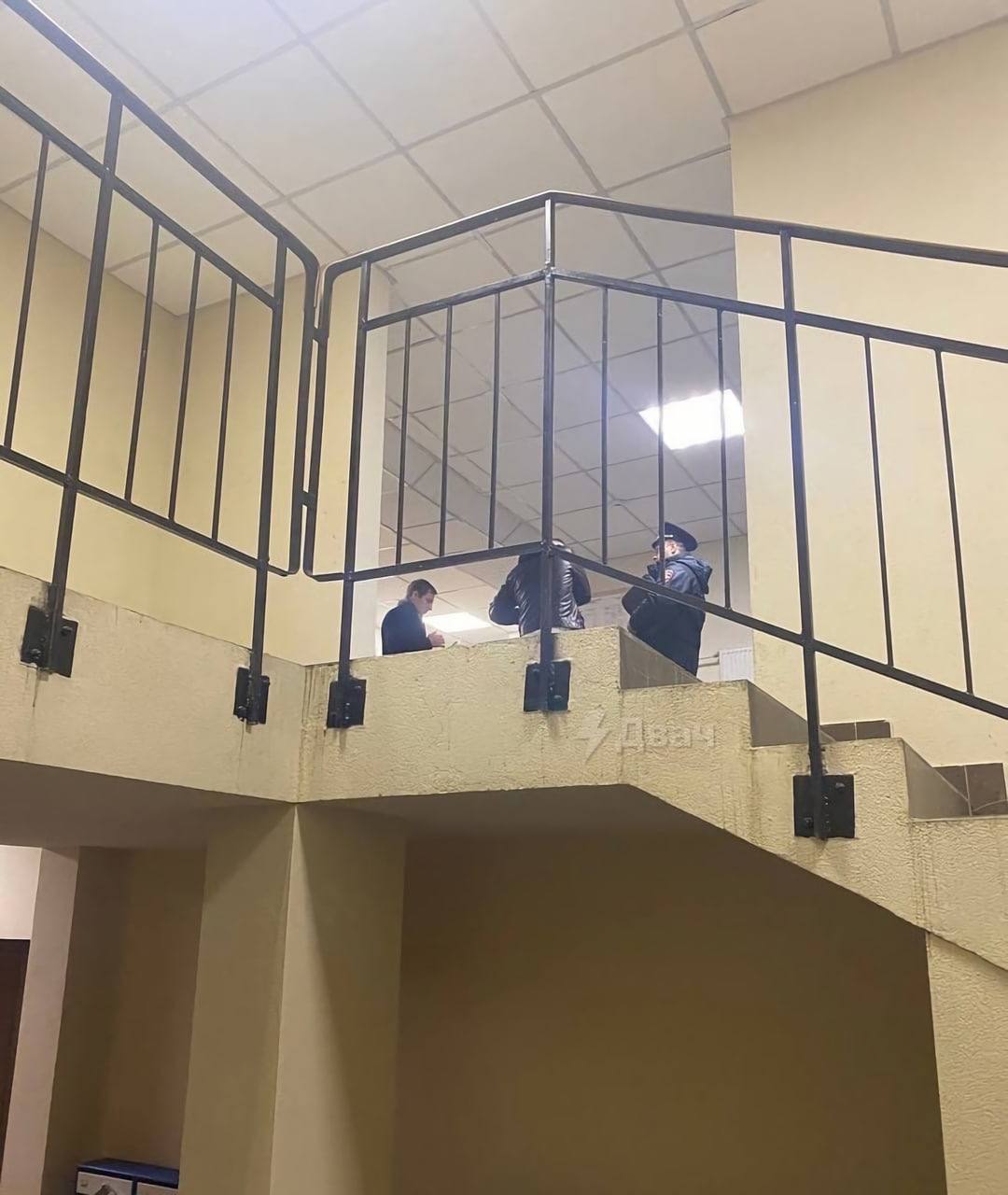 В Питере уклонистов поджидают в подъездах и вручают повестки