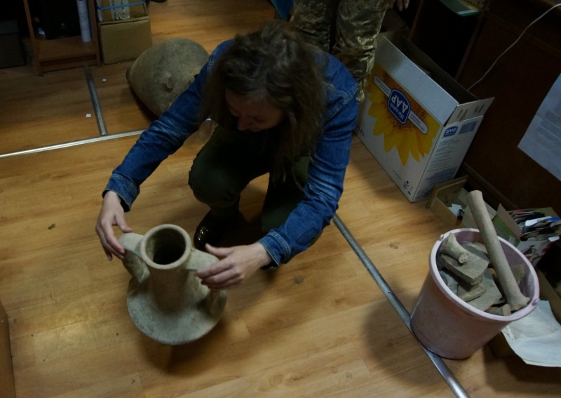 Под Одессой бойцы теробороны копали окопы и нашли две древних амфоры