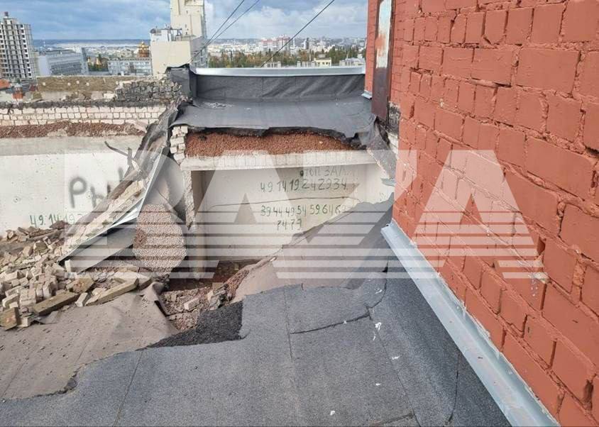 Фото крыши многоэтажки в Белгороде (РФ), на которую упали обломки ракеты