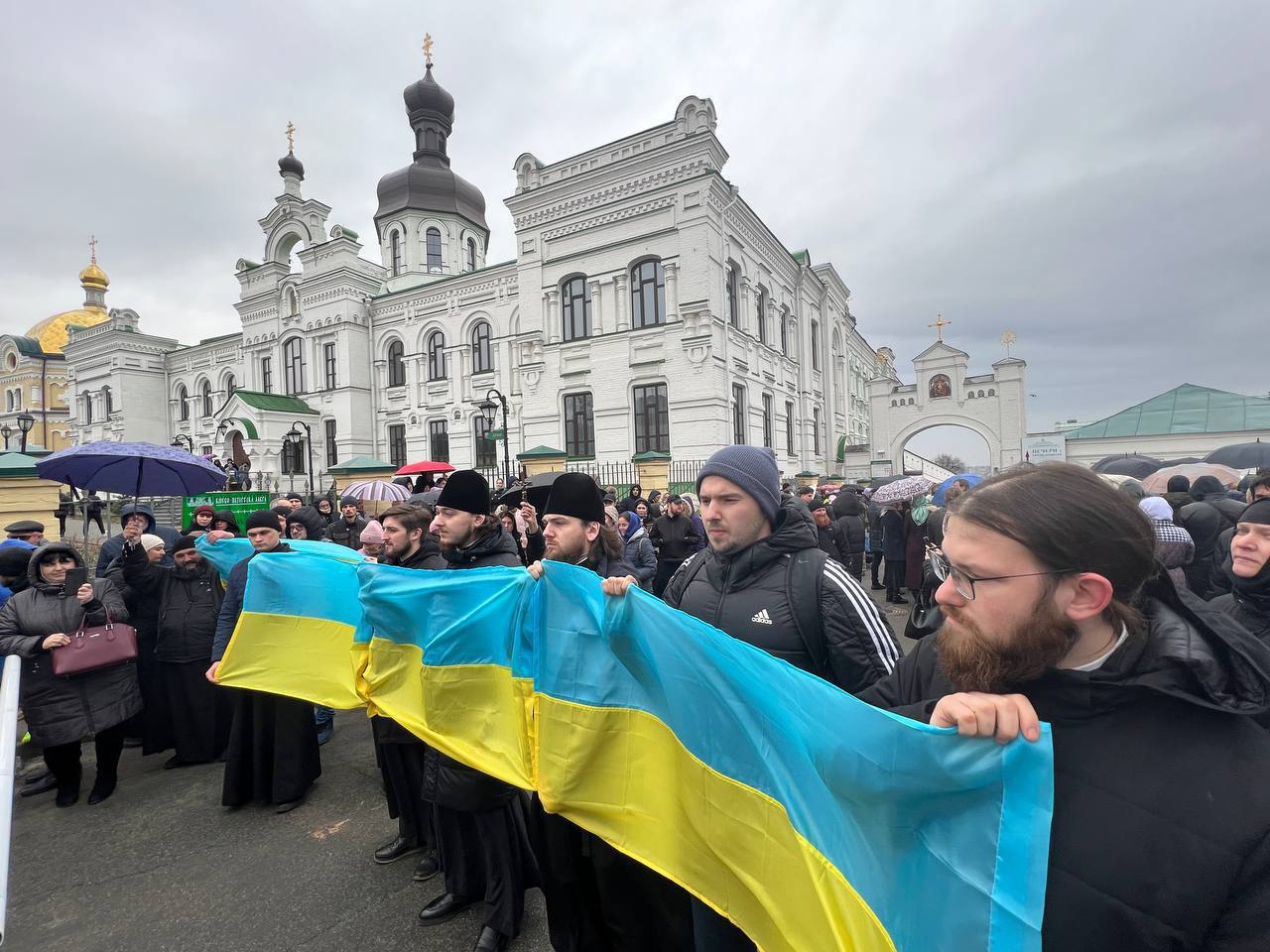 Вокруг Лавры стоят пикеты сторонников защитников монастыря
