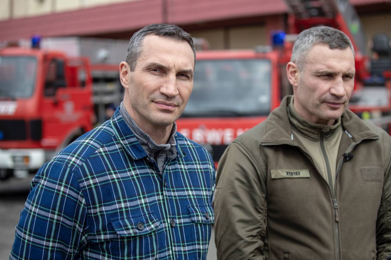 Владимир Кличко (слева) наконец-то подставит плечо брату на выборах