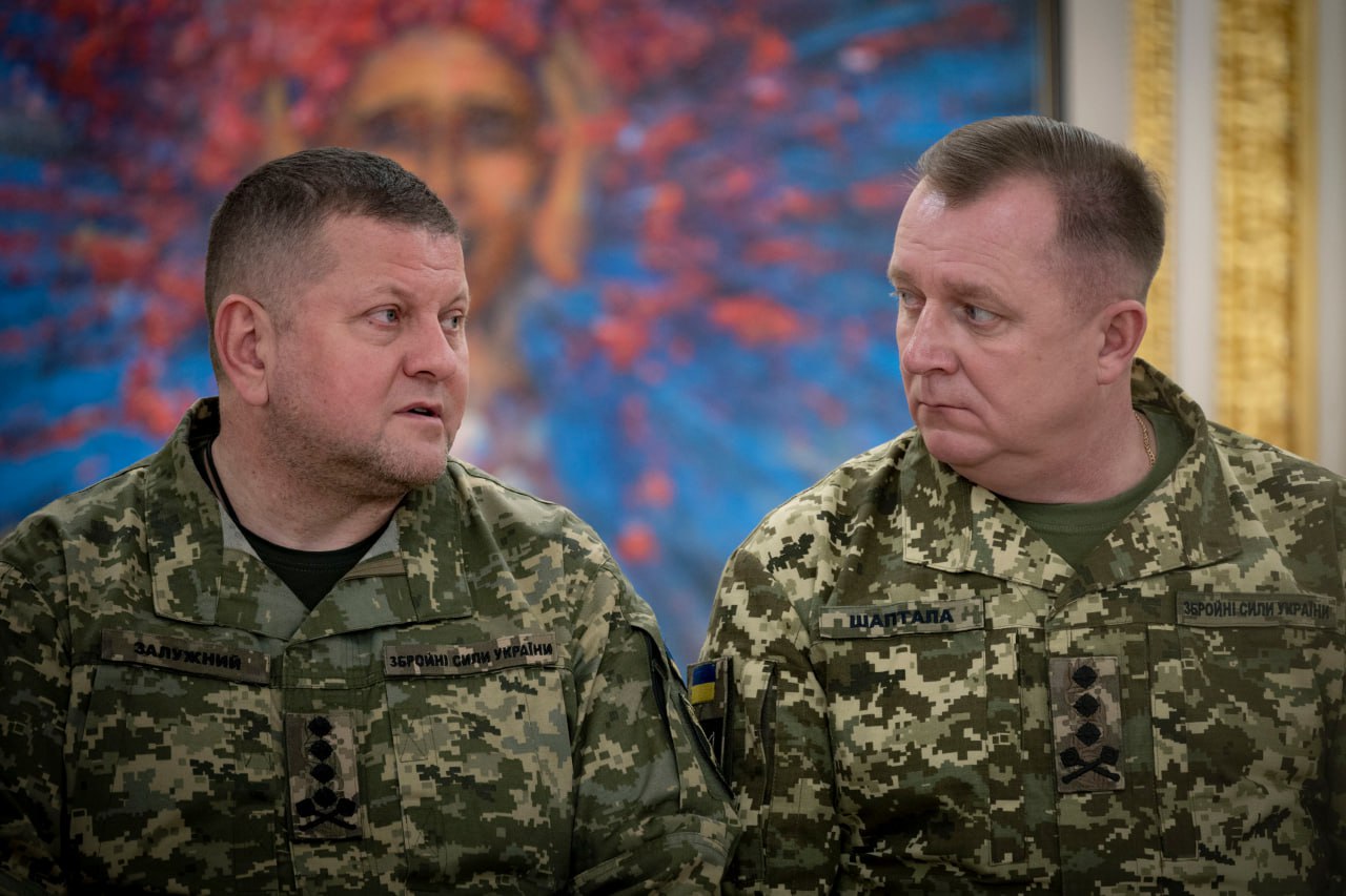 Колишній начальник Генштабу Сергій Шаптала (праворуч) та інші військові соратники Залужного можуть піти з ним і в політику