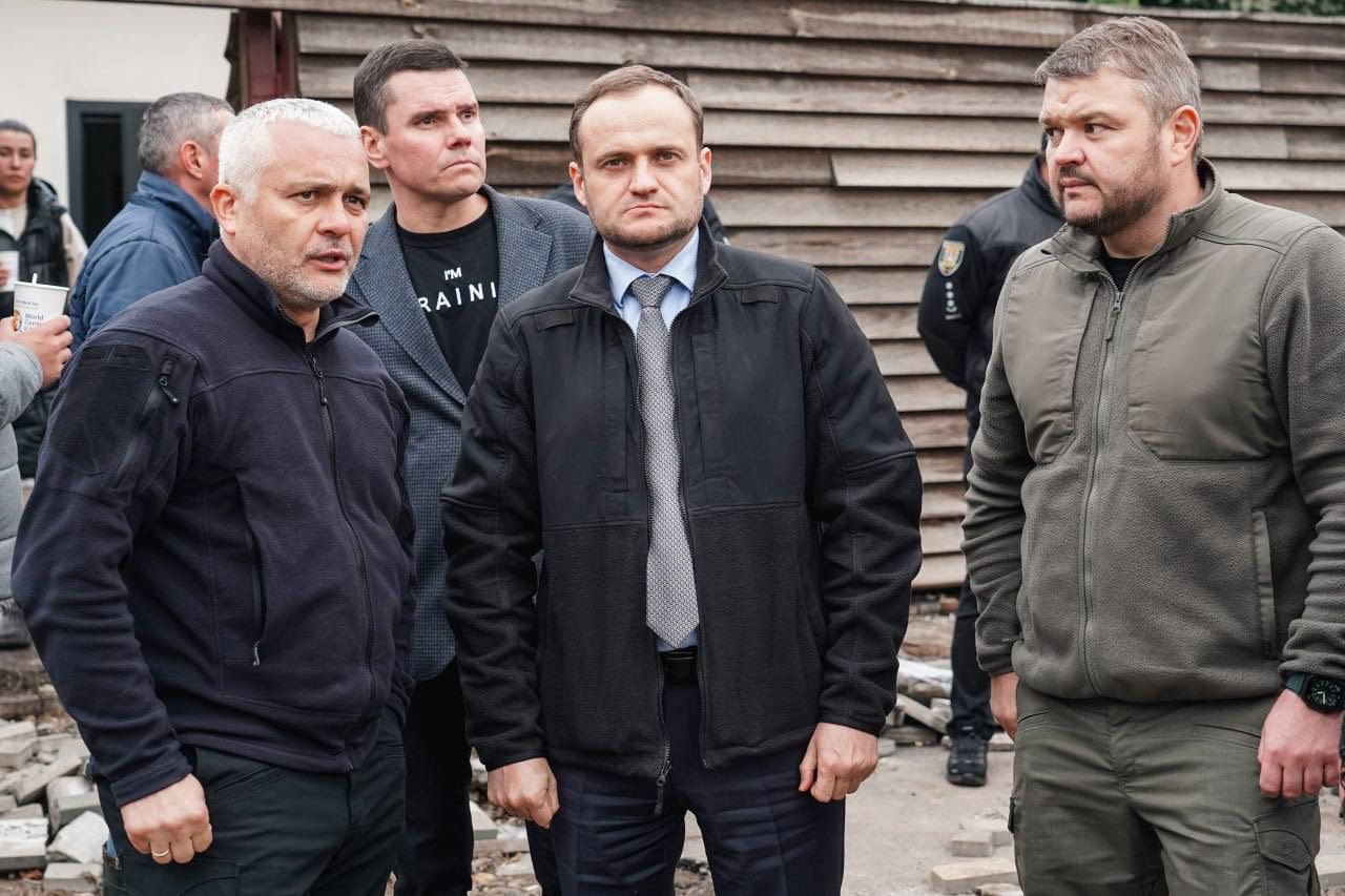 Голова Одеської ОВА Олег Кіпер (крайній ліворуч) разом з віце-прем'єром Олексієм Кулебою (у центрі) оглядають шкоду, завдану стихією в Одесі. Фото: facebook.com/oda.odesa