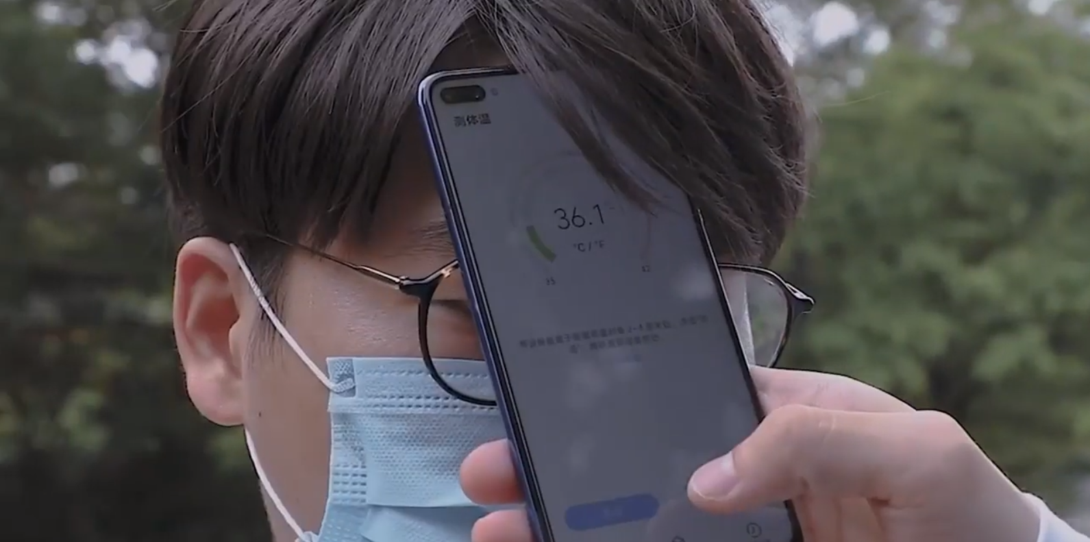 На азиатском рынке появился телефон, измеряющий температуру. Фото: MATRIX LIFE