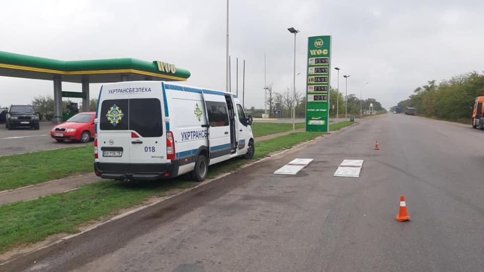 Фуры против взвешивания на новой дороге. Фото: Facebook / Укртрансбезопасность