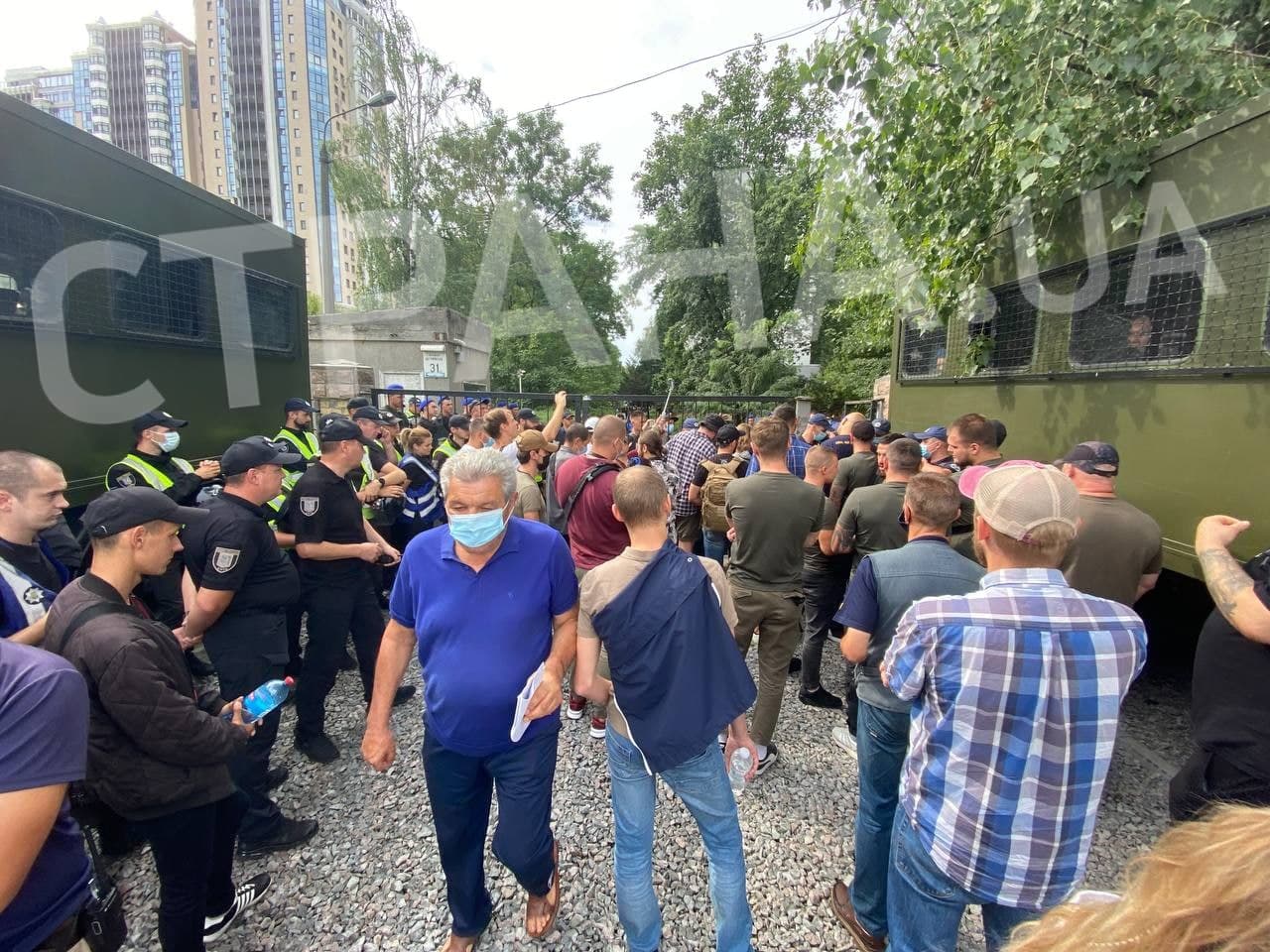 Под  зданием суда собралась группа поддержки Нацкорпуса и правоохранители