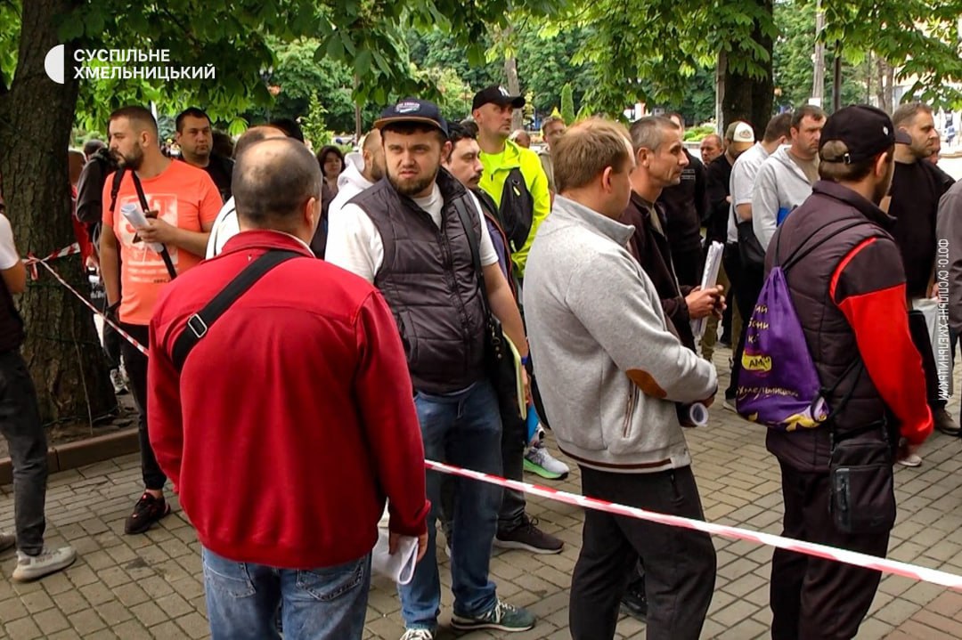 Фото черги перед ТЦК.