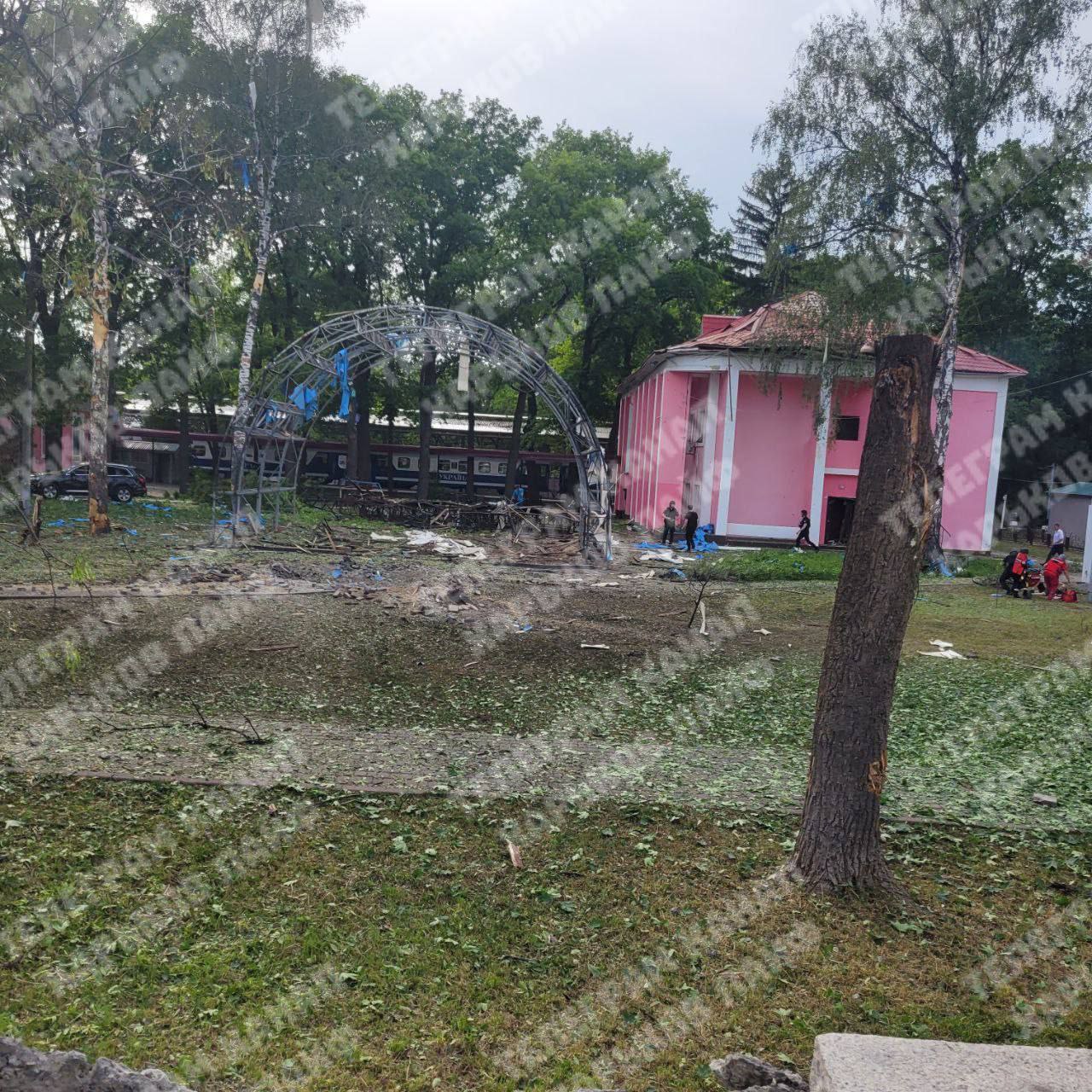 Фото (2) наслідків бомбардування. Джерело - Телеграм