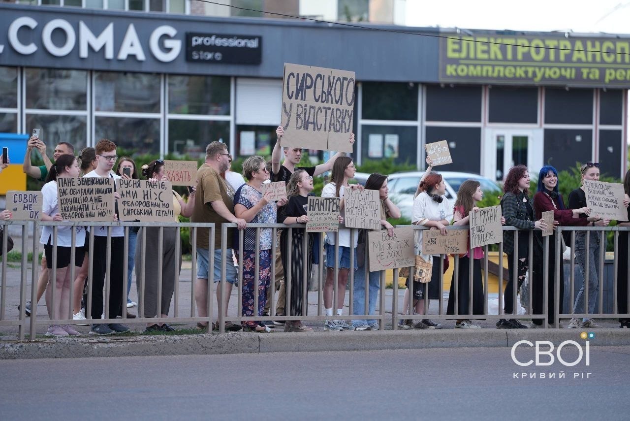 Фото (2) протестів за Федорова та проти Сирського у Кривому Розі. Джерело – Телеграм