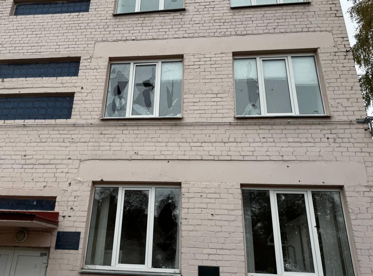 Фото (2) последствий удара по Новгород-Северскому Черниговской области. Источник - Телеграм